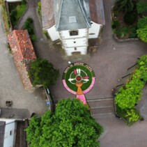 2026-06-07 Rö 6 vor der Kirche, Aufnahme mit Drohne.jpeg