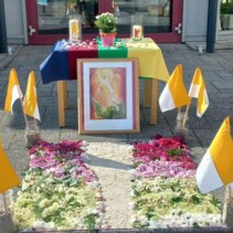 2025 Da, KiTa-Altar vor dem ZAS, 2.jpg