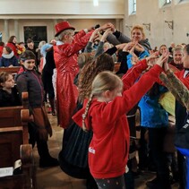 Faschingsgottesdienst 2018 in St. Medardus mit Band Regenbogen