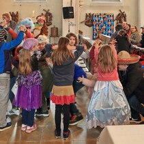 Faschingsgottesdienst 2018 in St. Medardus mit Band Regenbogen