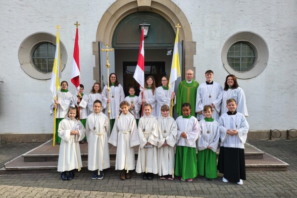 Aufnahme und Verabschiedung bei den Messdienern in St. Medardus