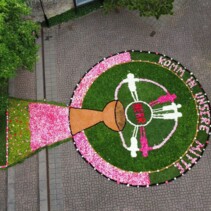 2026-06-07 Rö 5 vor der Kirche, Aufnahme mit Drohne.jpeg
