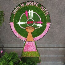2026-06-07 Rö 11 vor der Kirche, Aufnahme mit Drohne, Gesamtbild.jpeg